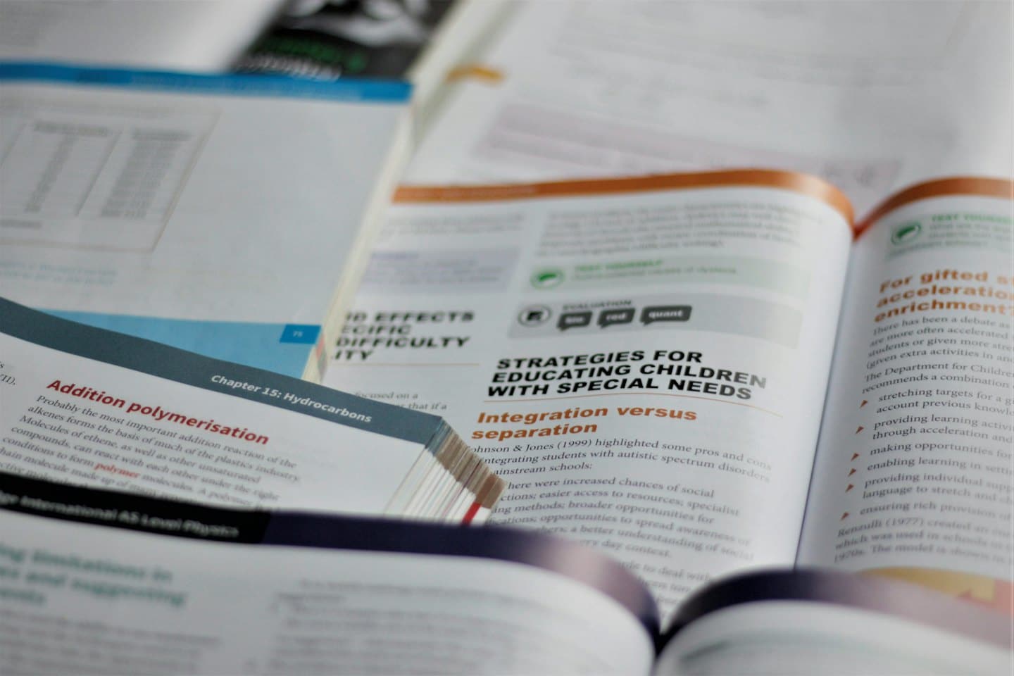 Libros de texto abiertos que muestran materias educativas y diagramas científicos.